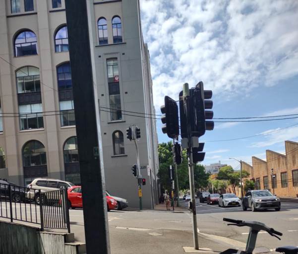 A street with traffic lights and cars on the side
AI-generated content may be incorrect.