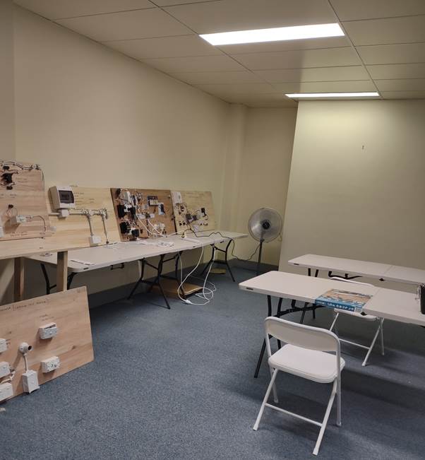 A room with tables and chairs
AI-generated content may be incorrect.