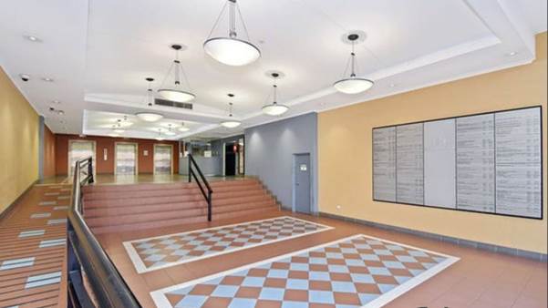 A hall with stairs and a staircase

AI-generated content may be incorrect.